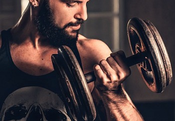 3 najskuteczniejsze ćwiczenia na budowanie mięśni z hantlami