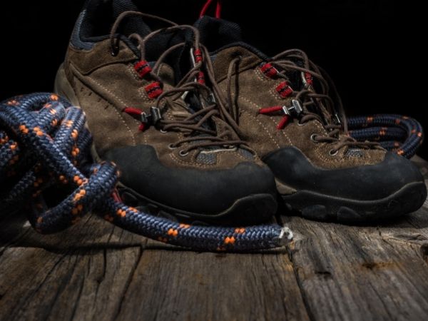 Dlaczego warto rozważyć buty trekkingowe podczas wędrówek?